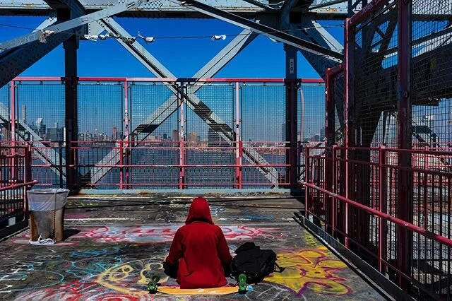 Traveling without moving 🧘🏼&zwj;♂️ #jamiroquai #nyc #williamsburg #skating #quarantine #people #postthepeople #bridge #travelingwithoutmoving #landscapephotography #portrait #meditating #boy