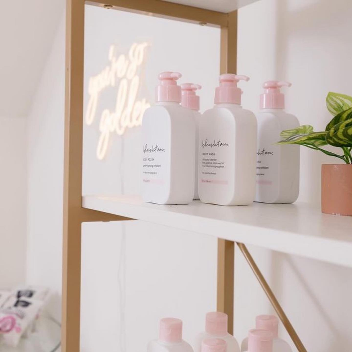 on Wednesdays we wear CONFIDENCE ✨ and if there&rsquo;s one thing we&rsquo;re confident about, it&rsquo;s that a blushtan shelfie like the one at @blushtan_eastonpa never disappoints 😉 

book your sunless appt + grab your blushtan essentials at your