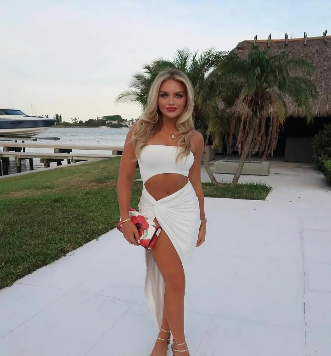 that Super Express blushtan is giving dewy, smooth, glowy skin all around 😍✨ 

book your sunless glow at blushtan.com !