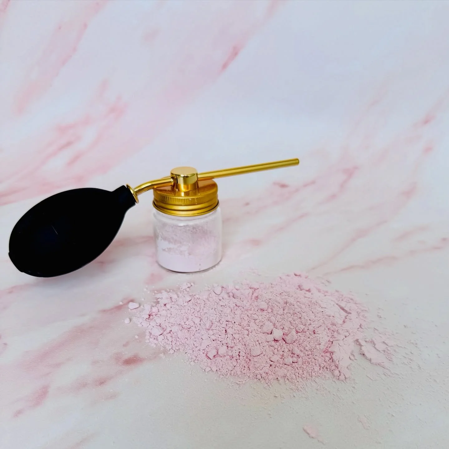it&rsquo;s pink, it&rsquo;s smooth, it&rsquo;s your go-to FINISHING POWDER ✨💕