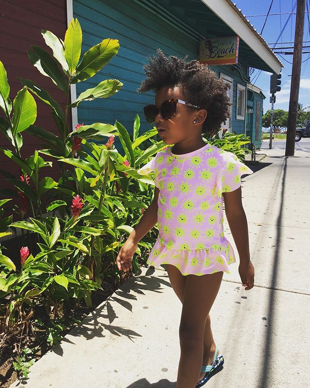 When you&rsquo;re just living that beach life out in the Pacific. 😎 
#toddlertravel #maui #hawaiiwithkids #hawaii #momswithcameras #vacation #toocoolforschool #literally #curlygirl