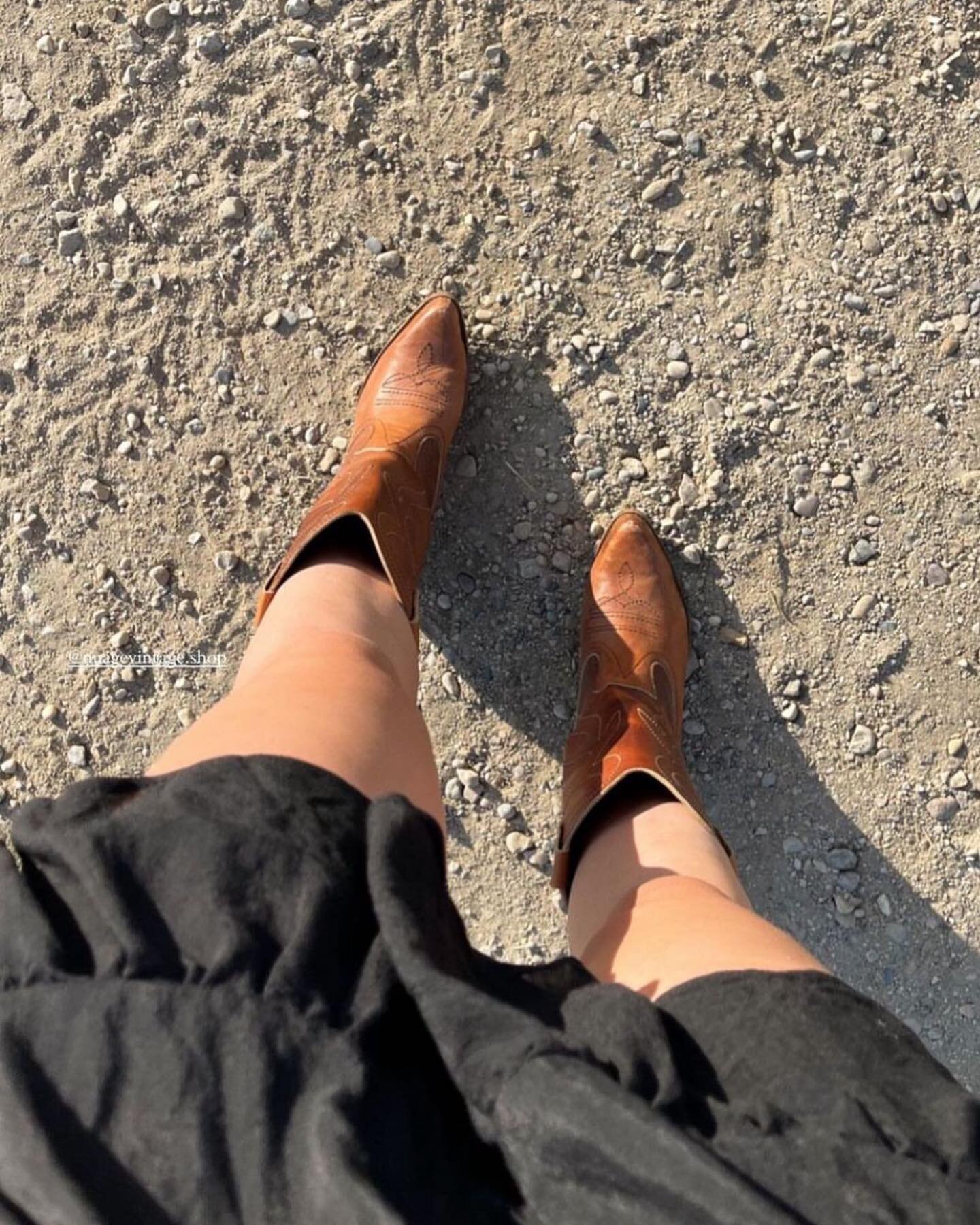 Give me a 🤠 of you're looking for a pair of cowboy boots!

Should I bring more to next week's @alleyways_mkt? Let me know! 🙌

Loving these pics of @sweatwithjosee in the boots she picked up at a Nuage pop up last summer! ❤️