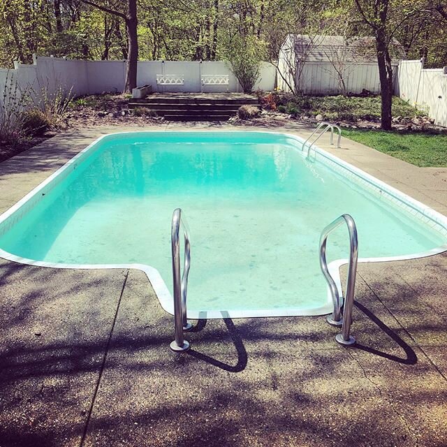 The pool is open!  Who&rsquo;s ready to get out of your house and into this pool? 🙋🏻🙋🏾&zwj;♀️🙋🏻&zwj;♂️🙋🏼&zwj;♀️
@allegangardens
@homeaway @vrbo
https://www.vrbo.com/475602
.
.
.
.
#allegangardens #lakemichigan #coastalliving #familyvacation #