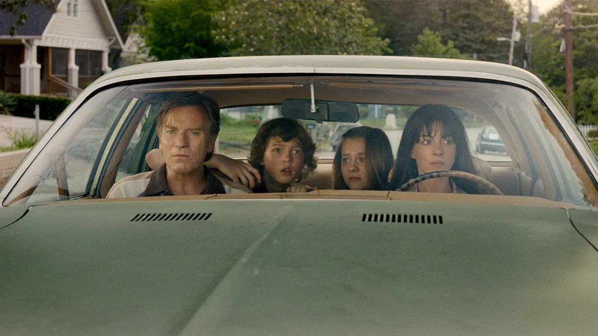 Ewan McGregor, Christiain Convery, Maisy Stella and Anne Hathaway in The End of Oak Street