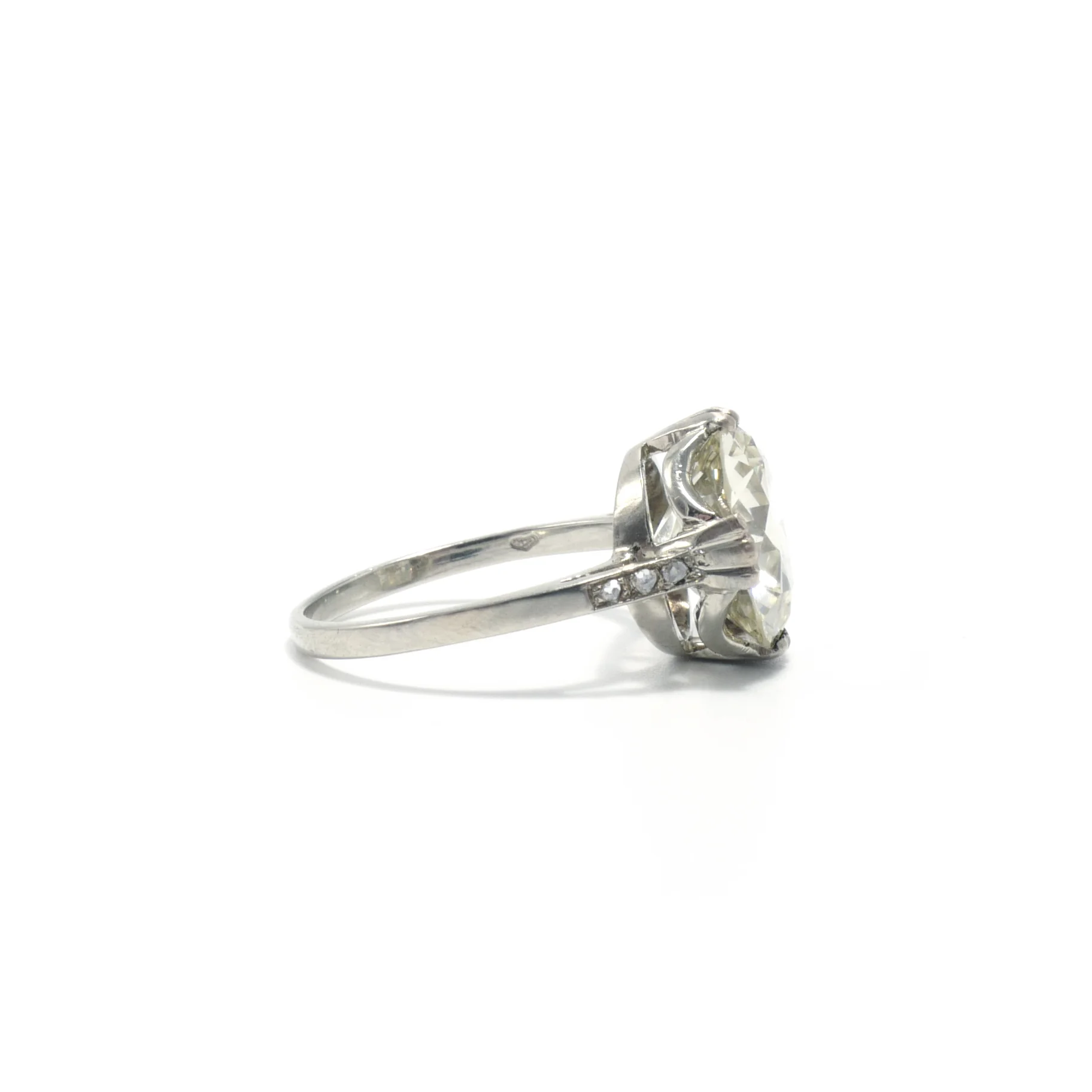 Solitaire 1920s art deco engagement ring