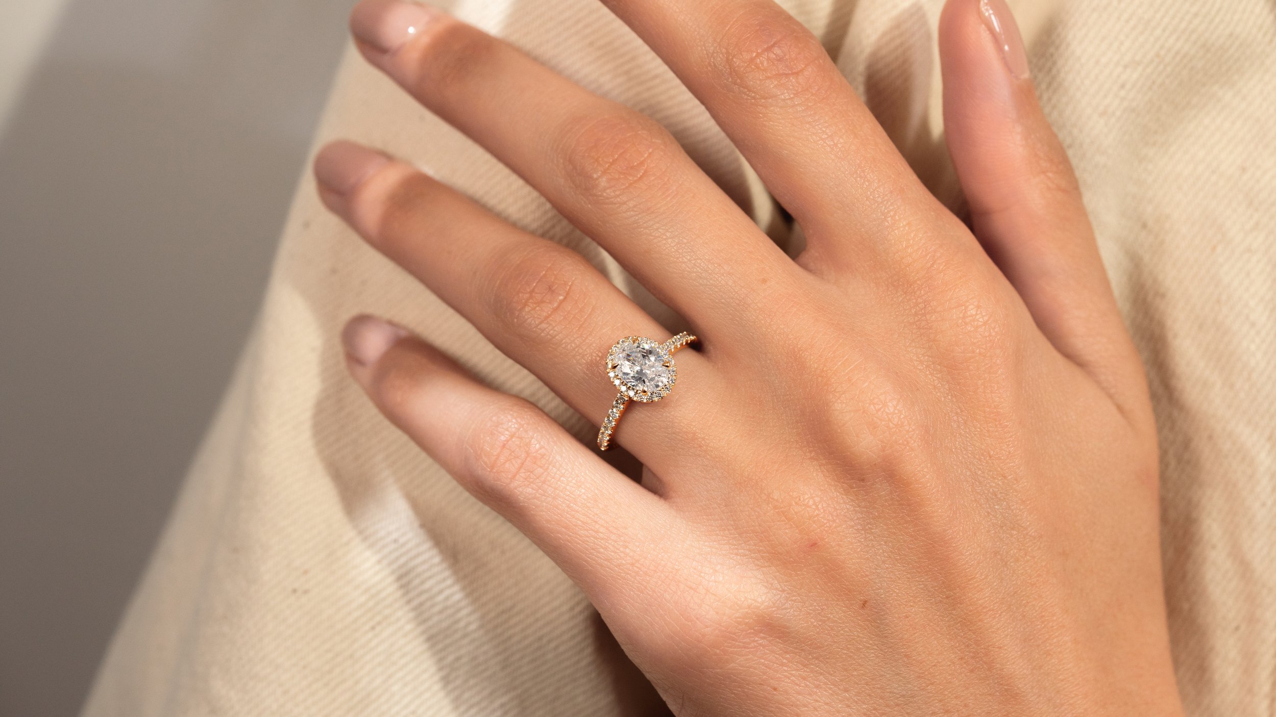 Bagues de fiançailles diamants sur-mesure Paris | Délicate taille Ovale