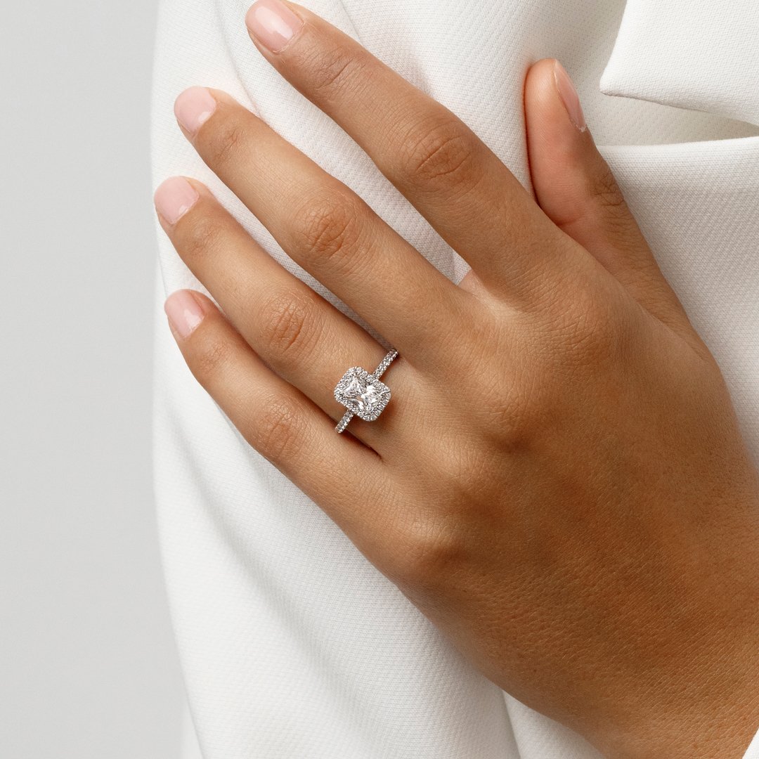 bague_de_fiancailles_sur_mesure_amantys_delicate_taille_radiant.jpg