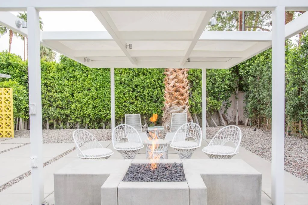 outdoorpergola.jpg