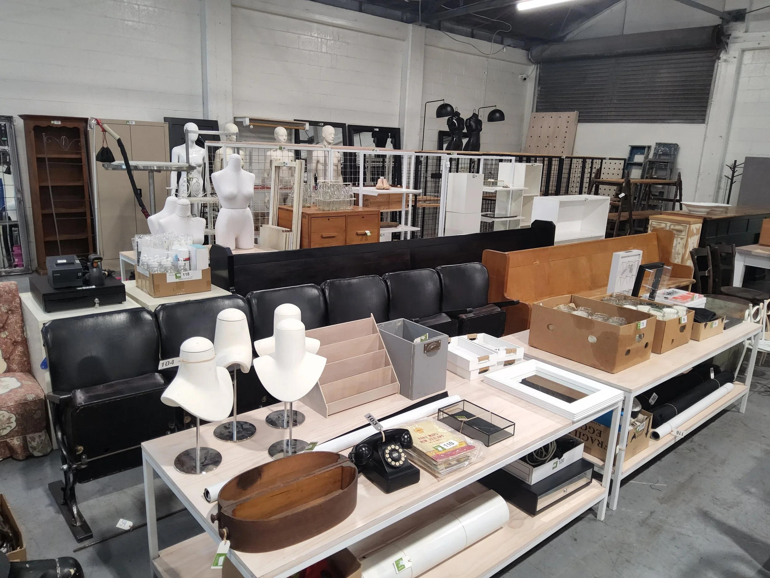 High Quality Shop Fittings &amp; Boutique Clothing Store Close Down