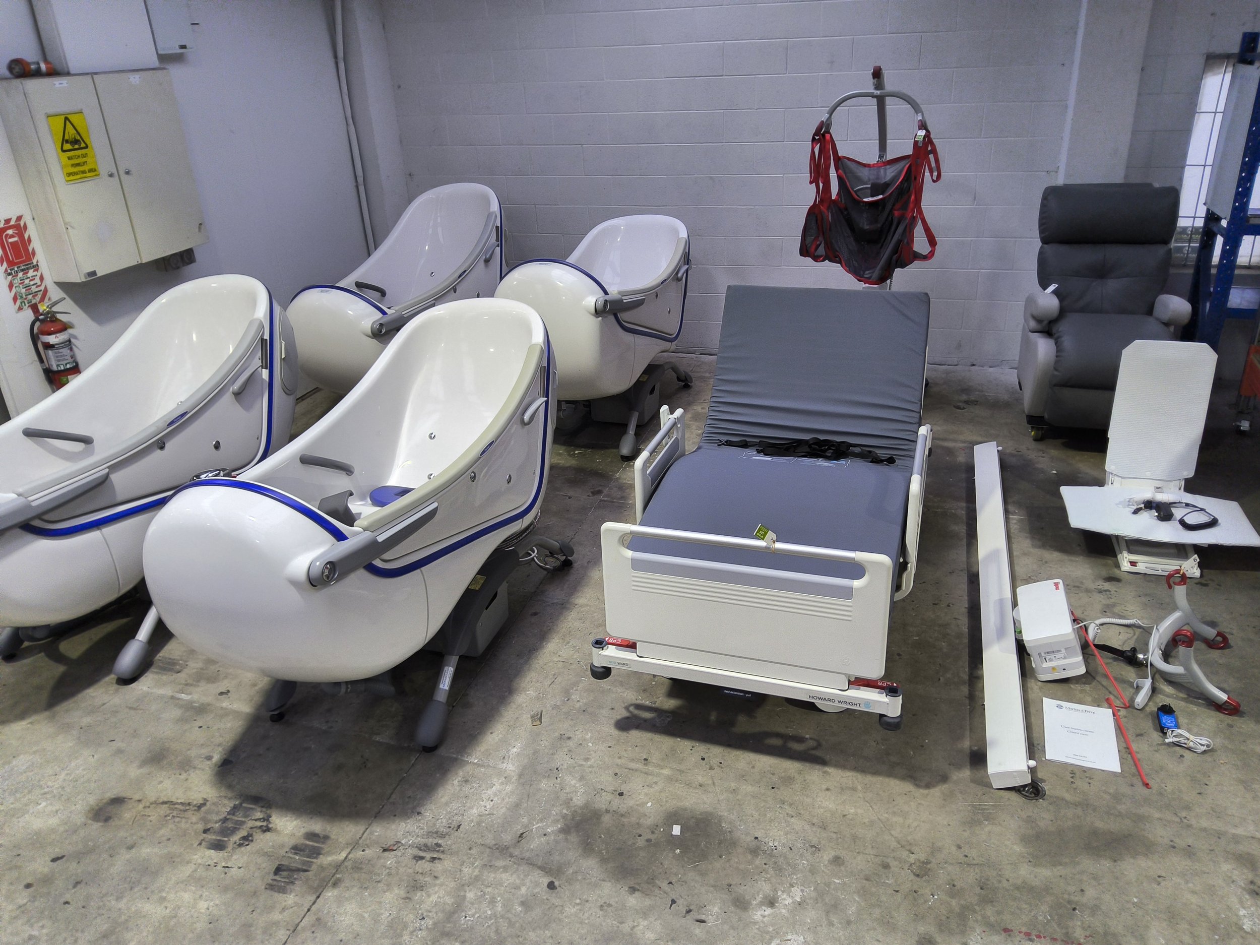 Specialist Patient Care Equipment. Arjo Parker Therapy Baths (4), Howard Wright M10 Hospital Bed &amp; Molift Lifting Aids