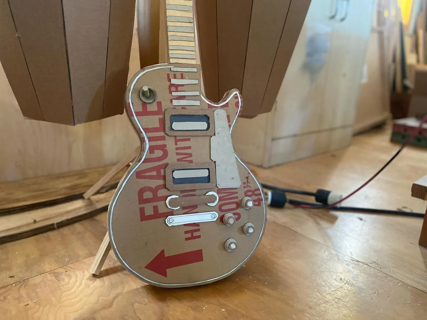 Order up! 🛎️ Custom sound gear. One &lsquo;61 Gibson Les Paul standard ✔️ Stay tuned. 🎶🎭🎥 #electricguitar #lostsouls #fragile #allroadsleadtosculpture