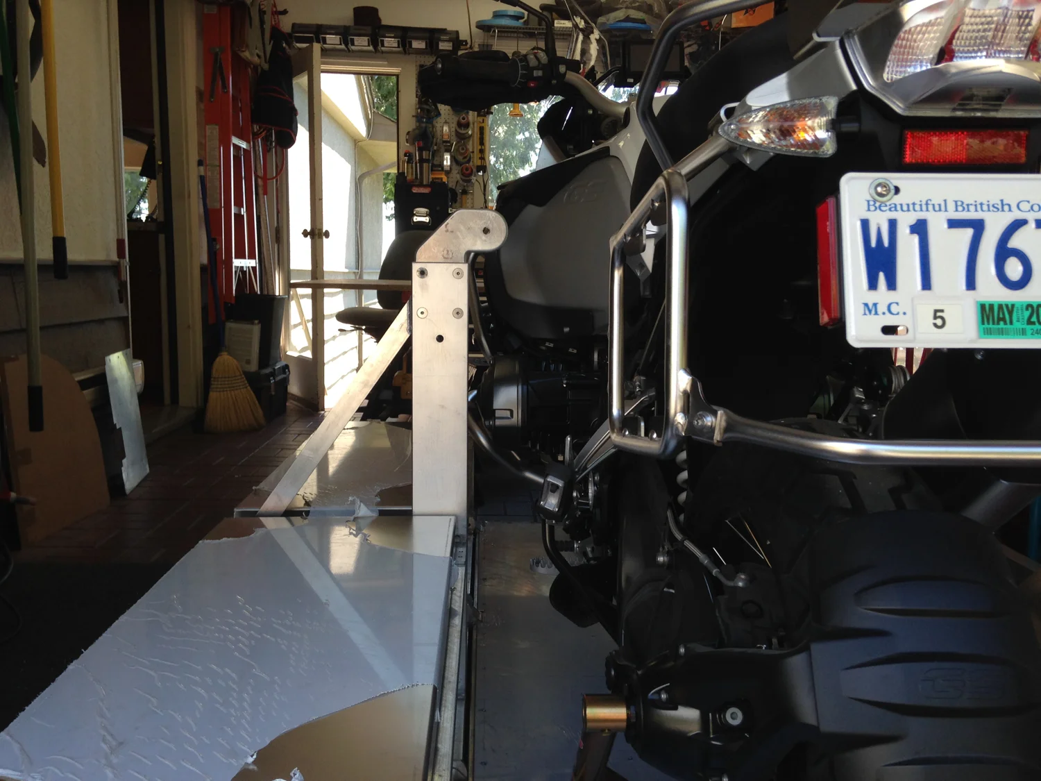 With the bike in place, the lift post and roller plate misses everything.