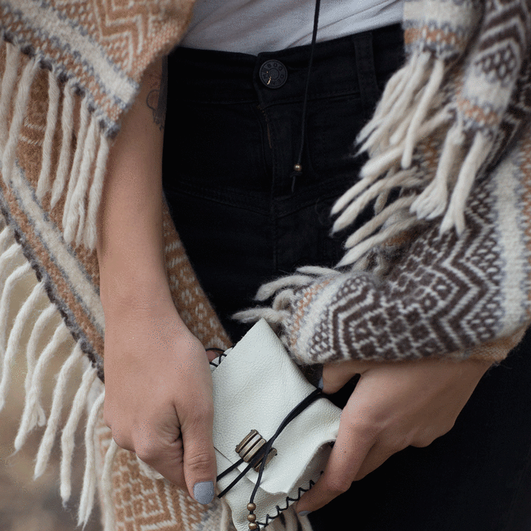 ROOTFOOT-ESSENTIAL-OIL-WHITE-LEATHER-MEDICINE-POUCH-SPIRIT-ANIMAL-COLLECTION.gif