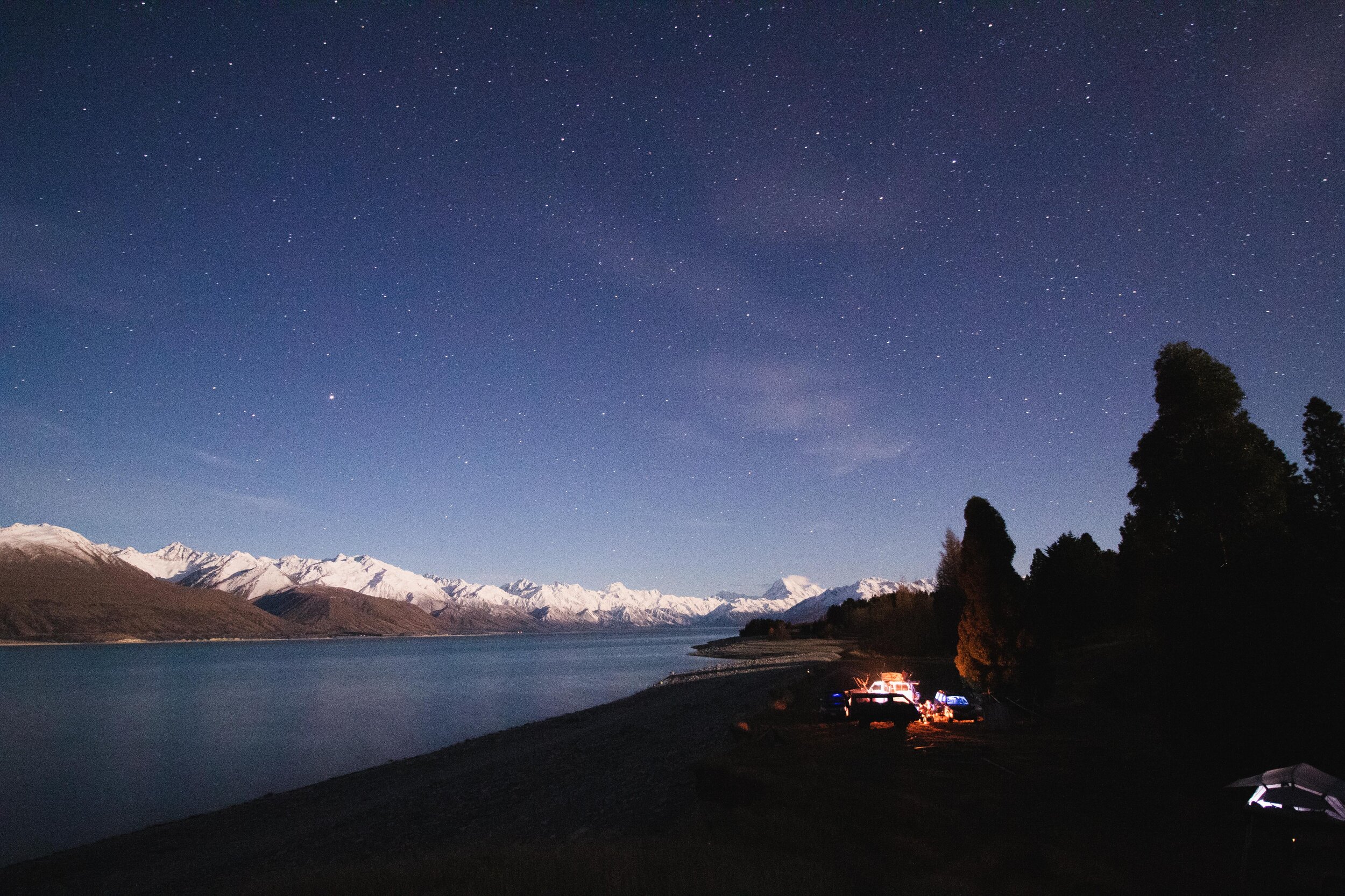 south-island-roadie-camping-at-lake-pukaki-aoraki-mount-cook-night-sky-stars