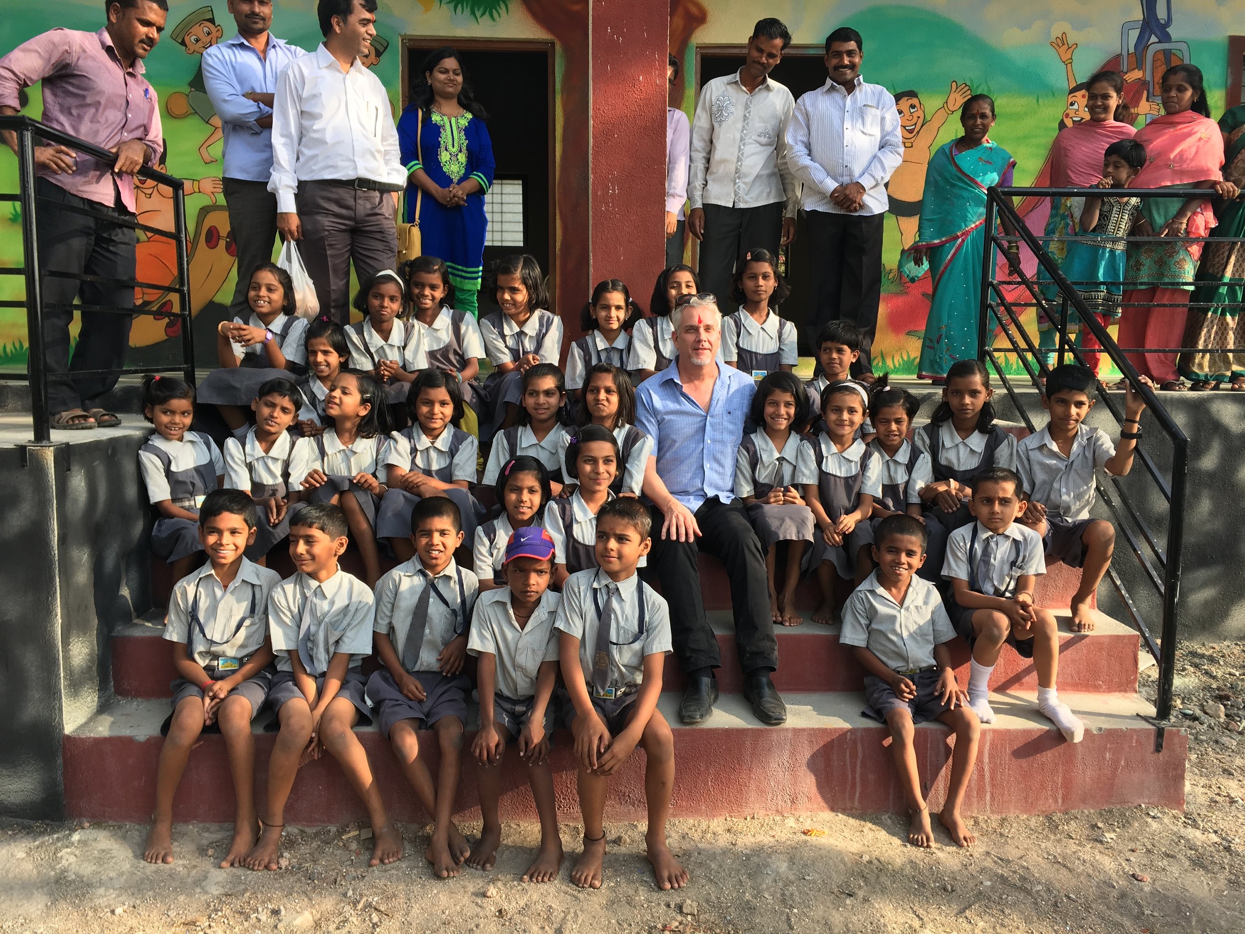 Class photo of students and volunteers (Maharashtra, India)