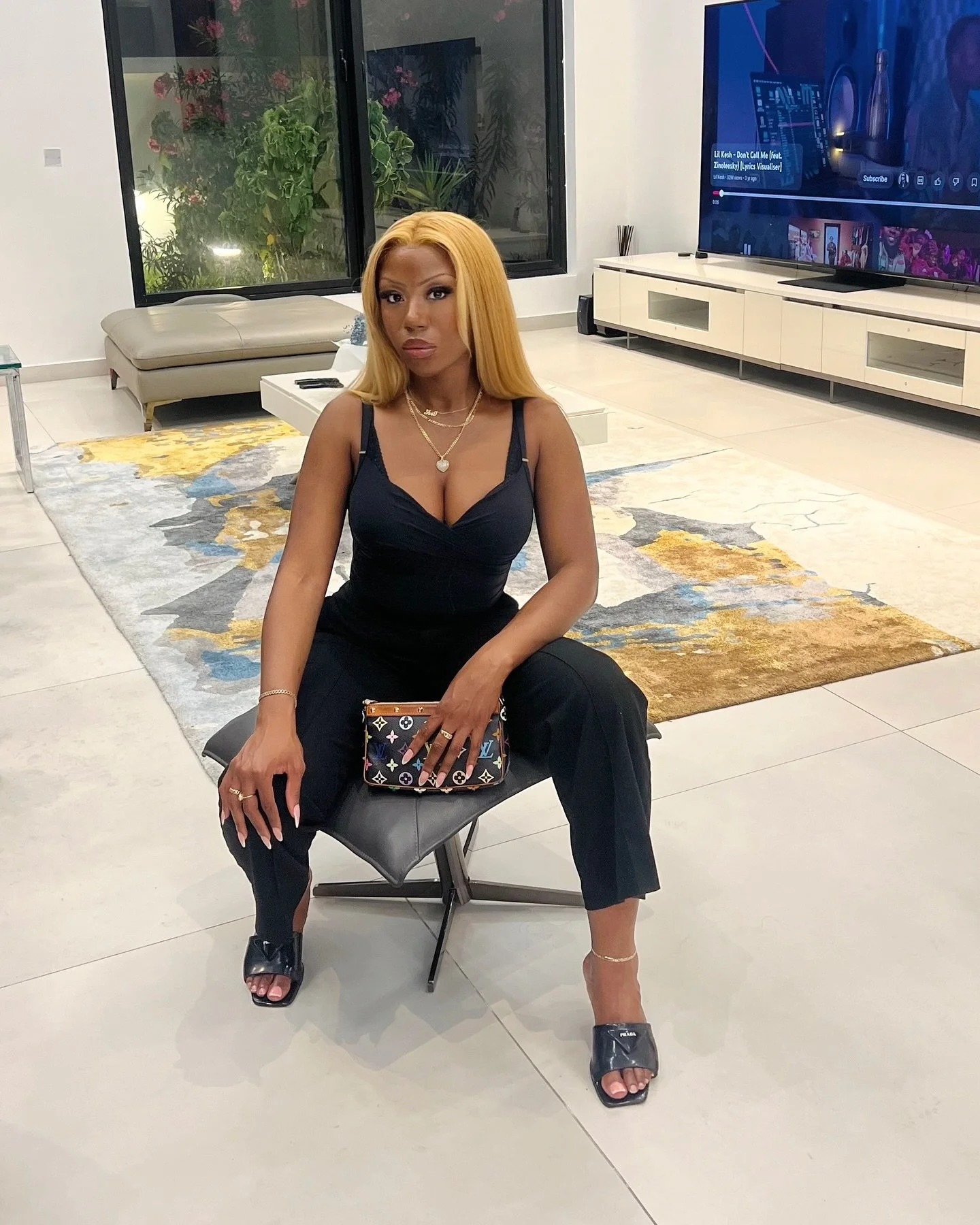 la do&ntilde;a is home for the holidays