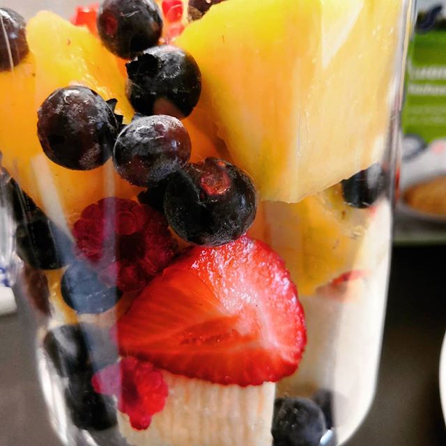 Aamusmoothie tekeill&auml;! 😍 En&auml;&auml; ei puuttunut ku rahka, mehukeitto ja kaurahiutaleet ✌🏼 Hyv&auml;&auml; viikonloppua sulle ☀️❤️
.
.
.
#liikunnanohjaaja #smoothie #fruits #berries #healthy #healthyfood #hyvinvointi #wellness #breakfast #