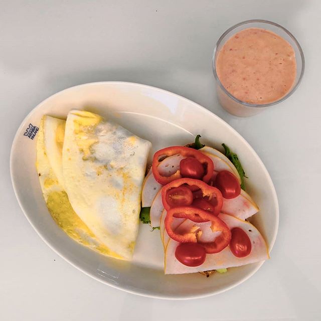 Kyl t&auml;ll&auml; taas jaksaa ❤️💪🏽
.
.
.
#breakfast #aamupala #liikunnanohjaaja #liikunnanohjaajaamk #delicious #fruits #smoothie #breakfastideas #breakfastinspo #turku #suomi #finland #mealoftheday