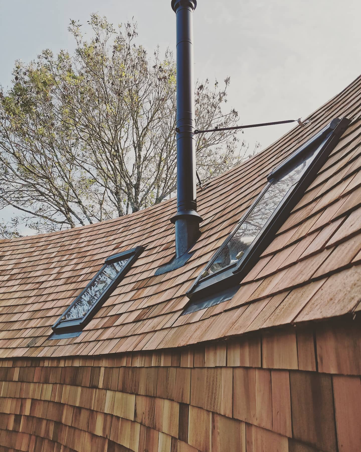 Starting to take shape, the cedar shingles are on! 🌿👌

#cedar #cedarshingles #glampingpods #commercial #interiordesigner #interiorarchitecture #holidayhome #cornwall #designerlifestyle #treecanopy #nature #commercialproject