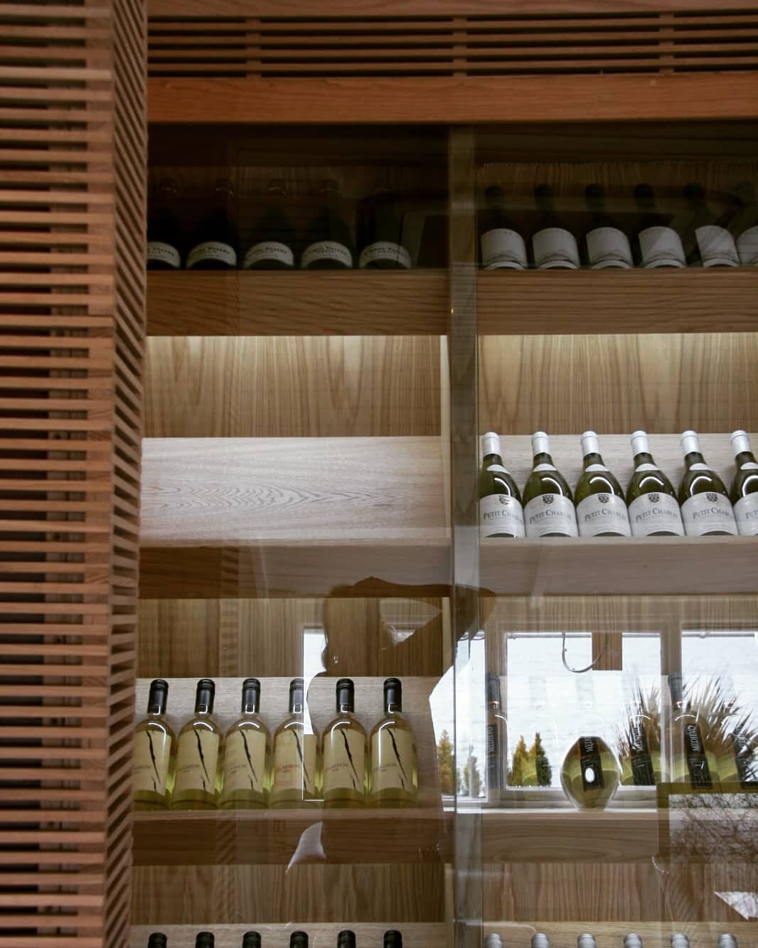 Throwback to a project Rachael completed 10 years ago @hookedontherocks. The joinery still looks good all these years on. This picture shows the beautiful bespoke oak wine display complete with lobster tank.