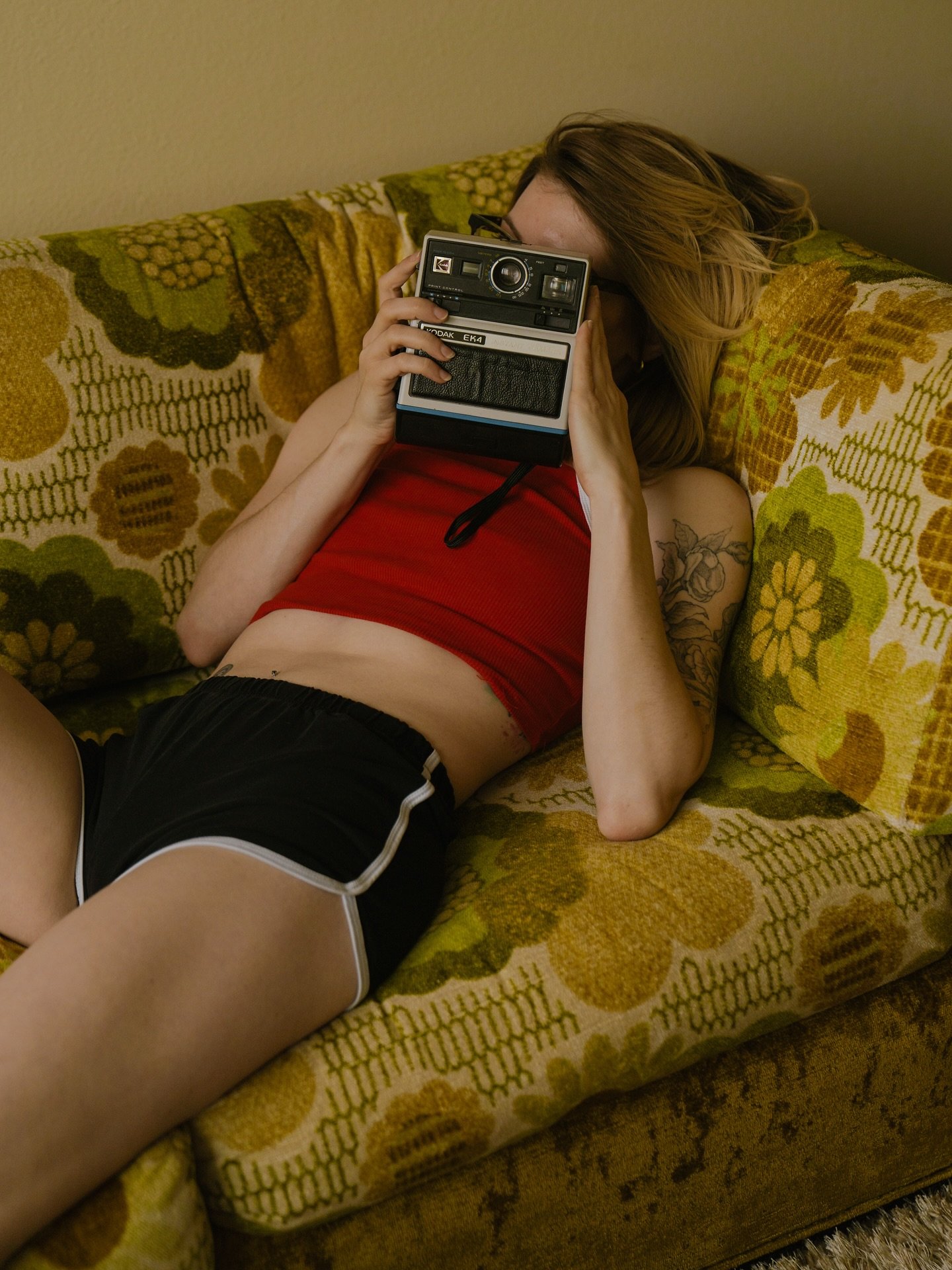 putting on a record and having a lazy Sunday in your mid-century home 🌞 
The vibes for this shoot were soooo fun! Loved being able to do this boudoir-adjacent photoshoot. Just a little self love portrait session to make you feel so hot and so good a
