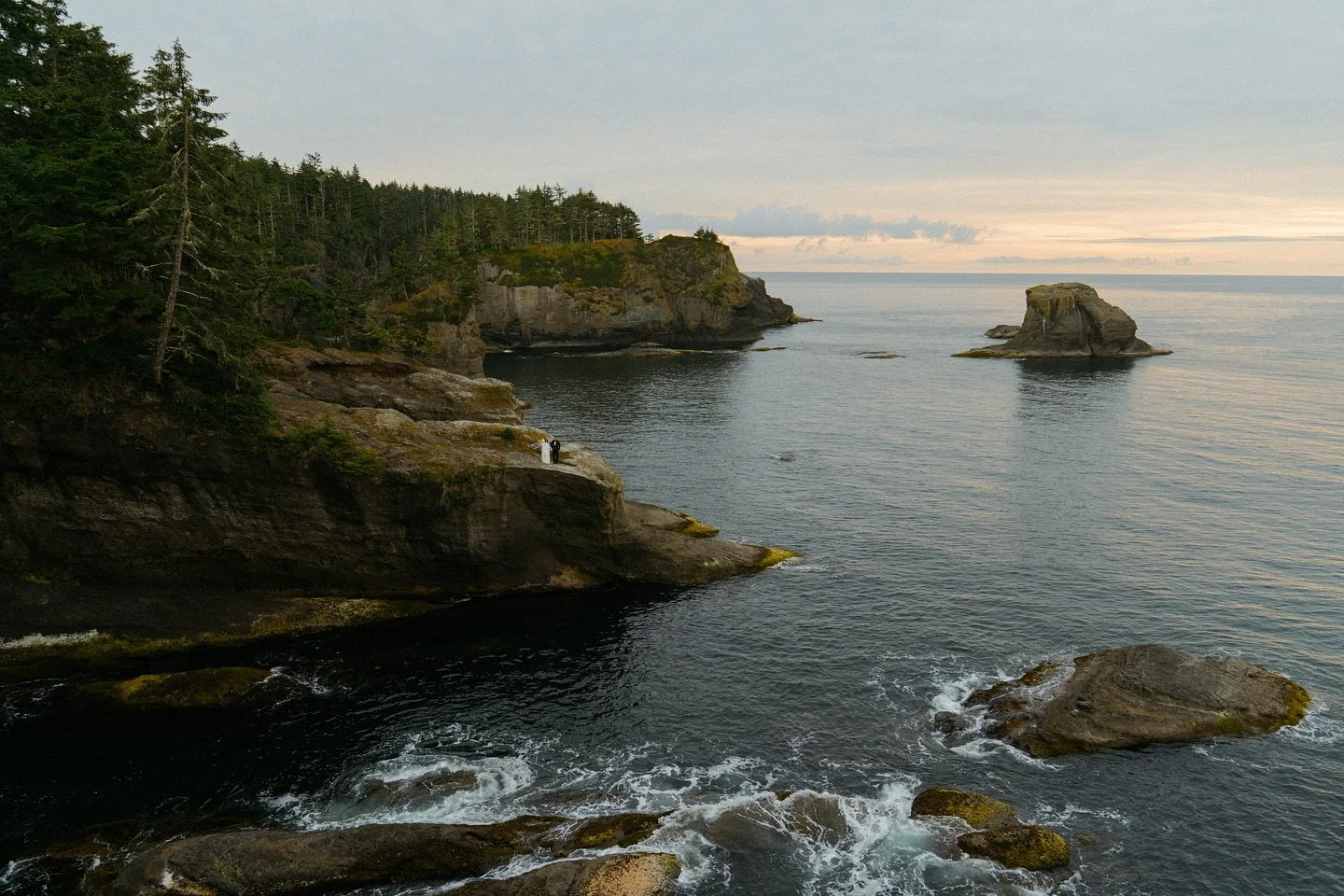 Big landscape little people 😍 missing the PNW right now
#pnwwedding #pnwelopement #washingtonelopement #oregonelopementphotographer
