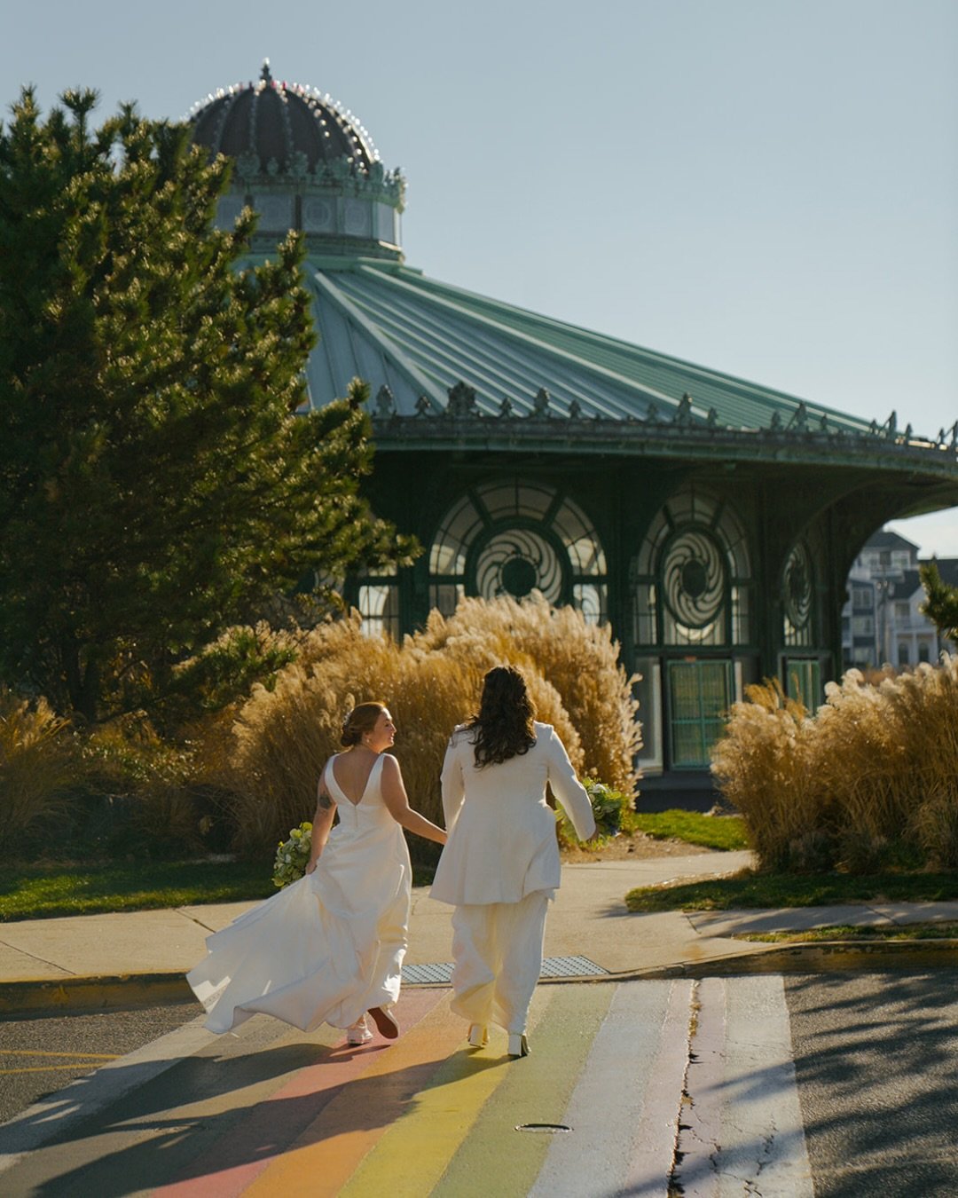 I struggled with trying to fit this epic day into one post! I absolutely loved being able to photograph this day and document their love. We clicked immediately over zoom and I was counting down the days til I got to meet these two in person!
They bu