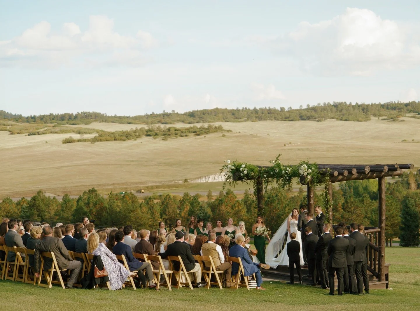 Such a sucker for a mountain wedding. Keep scrolling to watch me get down on the dance floor 🕺🏼 
#coloradowedding #coloradoweddingphotographer #denverweddingphotographer #vailweddingphotographer