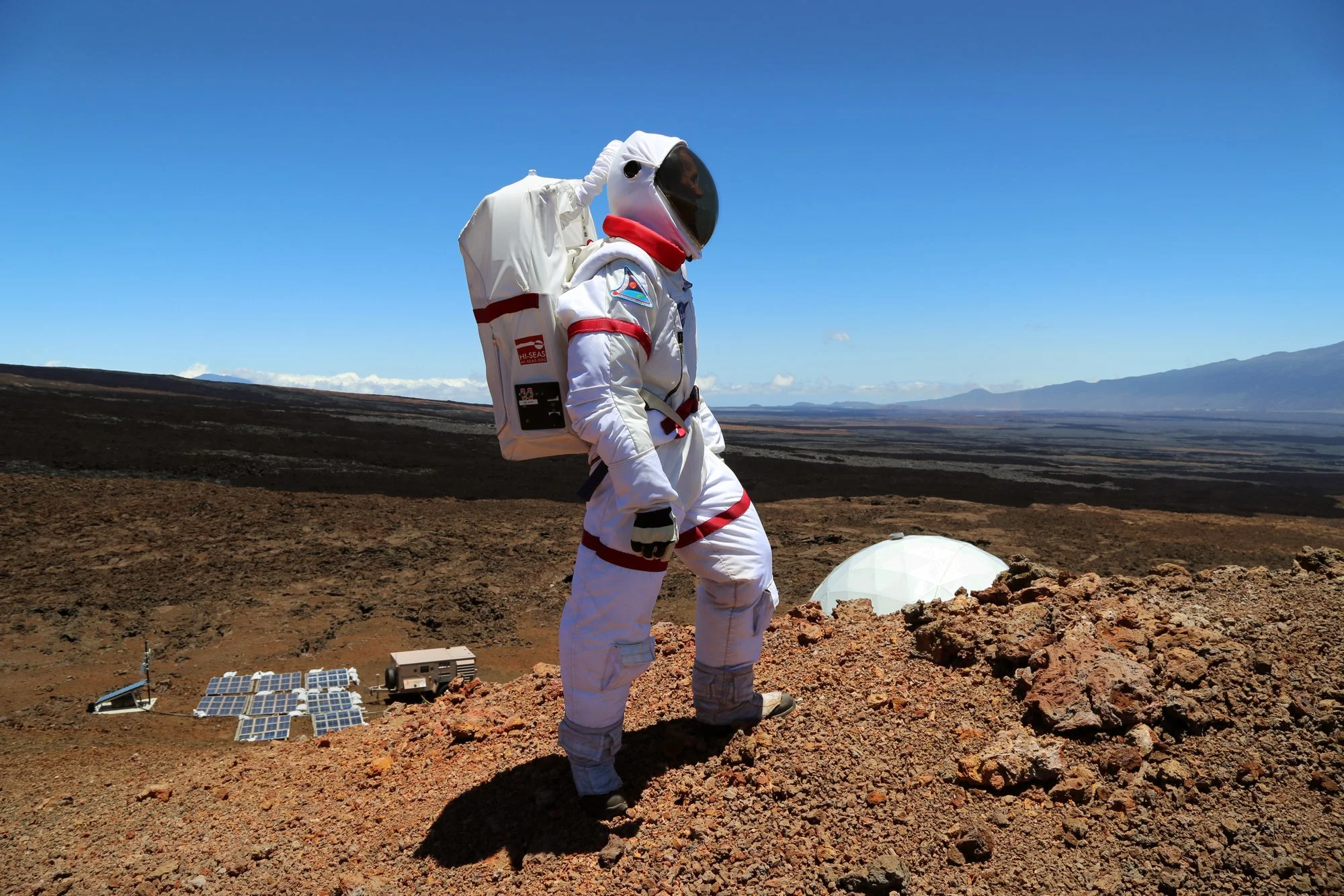 ZONDAG 2 APRIL 2017 / LEZINGEN / 14u - 16u ANGELO VERMEULEN EN JEROEN VAN LOON Angelo Vermeulen is een Belgische bioloog en kunstenaar die in opdracht van de NASA leven op Mars voorbereidt. Hij bouwt installaties die computers met planten verbindt en werkt aan zelfvoorzienende ruimteschepen. Jeroen van Loon onderzoekt de digitale cultuur via brieven, bouwt installaties die het internet zichtbaar maken en verkocht als eerste zijn volledige digitale DNA.