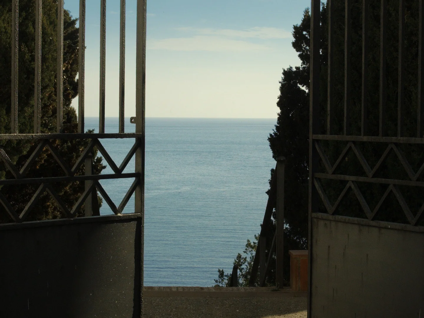 FOOD by Otark is SOLD OUT (19h00) - Tickets for the FILMPROGRAM still available (20h30)!