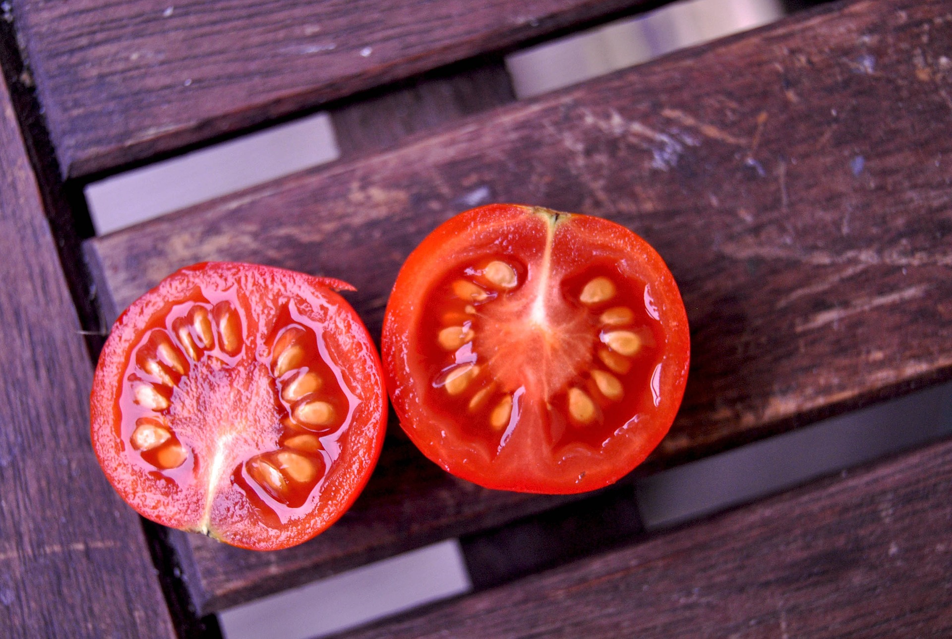 Tomato with seeds -927771_1920 (1).jpg