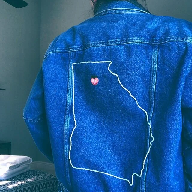 🍑 GEORGIA ON MY MIND 🍑 #handembroidery on a #vintage @calvinklein denim jacket for the sweetest peach ✨