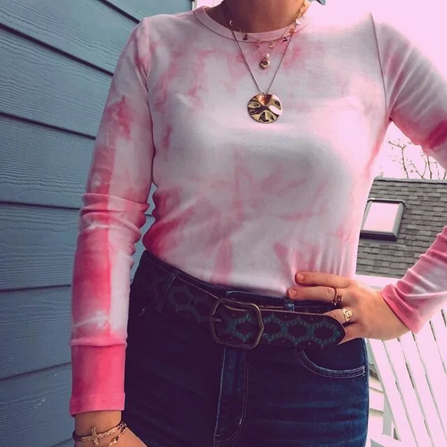 my favorite update to a dingy old white tee is TIE DYE 💕 I feel like my white t-shirts never stay fresh looking and this is my favorite way to make them cool again! I haven&rsquo;t worn this shirt in at least 2 years and now I want to wear it all th