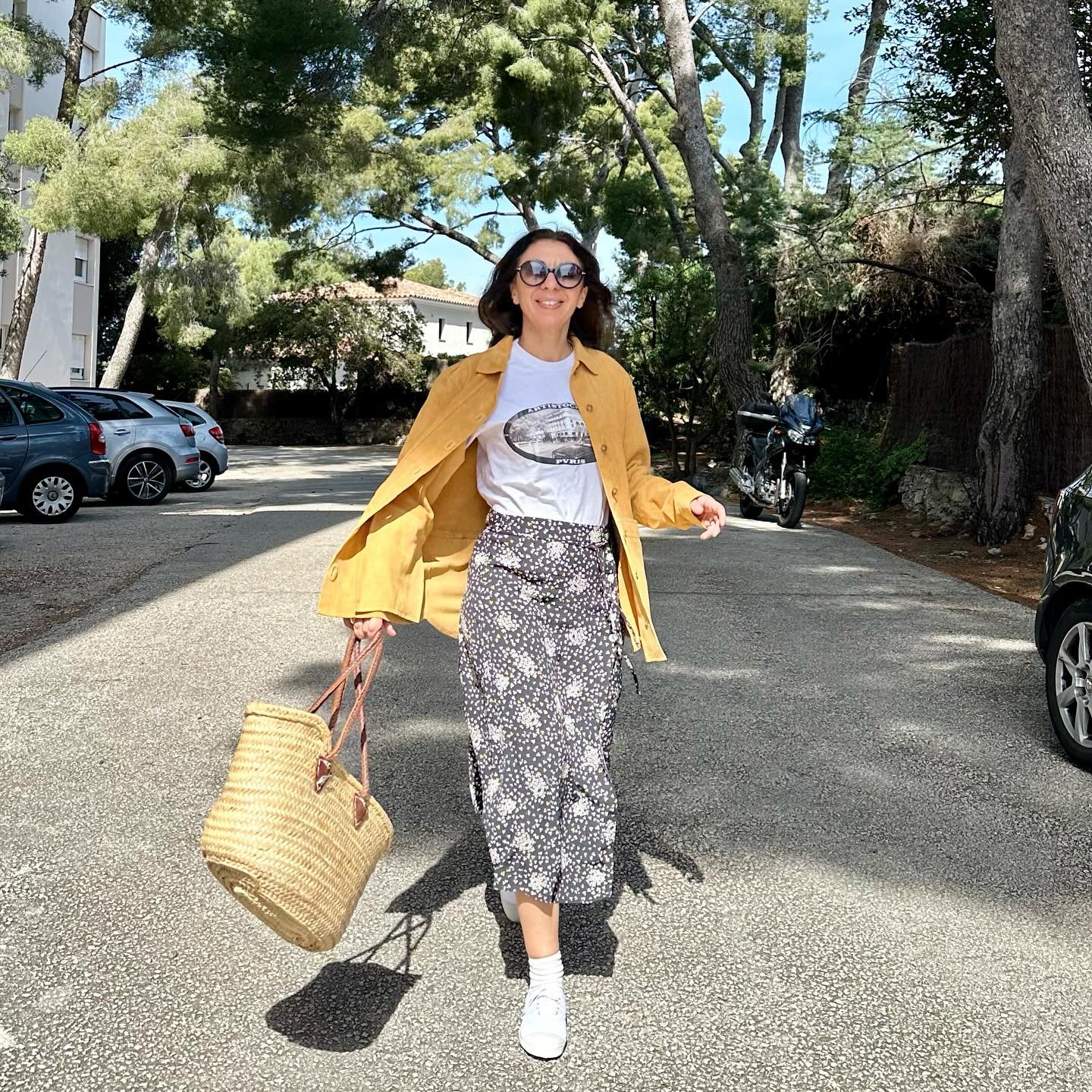 Which one is your fav ? 
#holidayoutfits &amp; #styleshare ✌️

1) #suedejacket @sezane #tshirt @artistocrateparis 🐥#longskirt @rouje #tennisshoes @bensimoncollection 

2) #wickerbasket 🧺 &amp; skirt from #provence #lesmarch&eacute;sprovencaux 

3) 