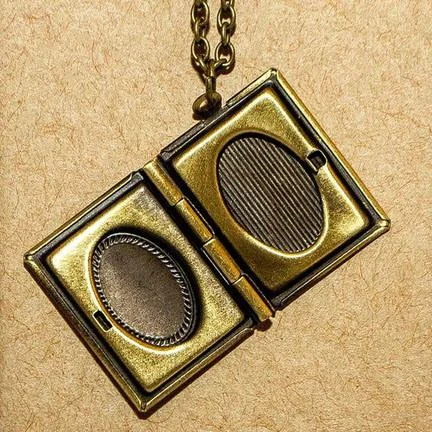 locket_necklace_open_6271ccfd-82a5-40d2-9ffa-28c3dd3fda3a_large.jpg