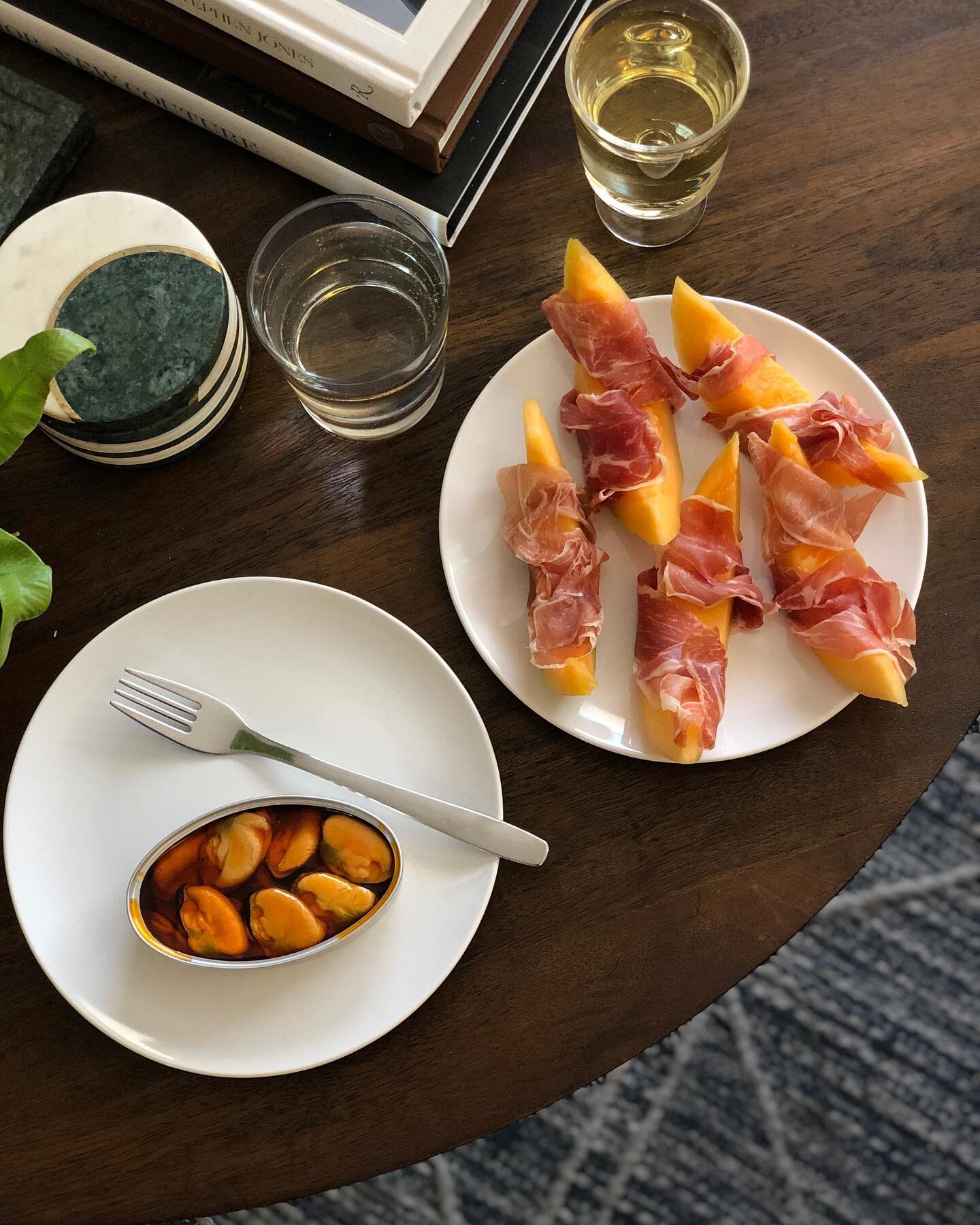 I love sharing food with y&rsquo;all! Recent at-home summer lunch vibes:
1️⃣When summer was too hot to handle🔥: Prosciutto-wrapped cantaloupe &amp; Spanish canned mussels w/ a glass of chilled white wine
2️⃣When it&rsquo;s more cool outside😎: Cauli