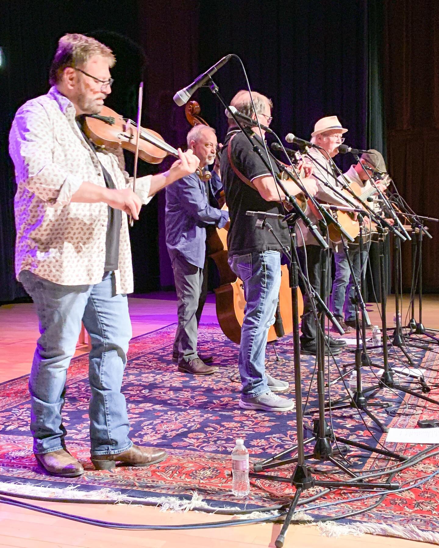 When Ron Stewart busts out the fiddle, you know it&rsquo;s going to be 🔥 

4.28 / Chicago, IL @oldtownschool