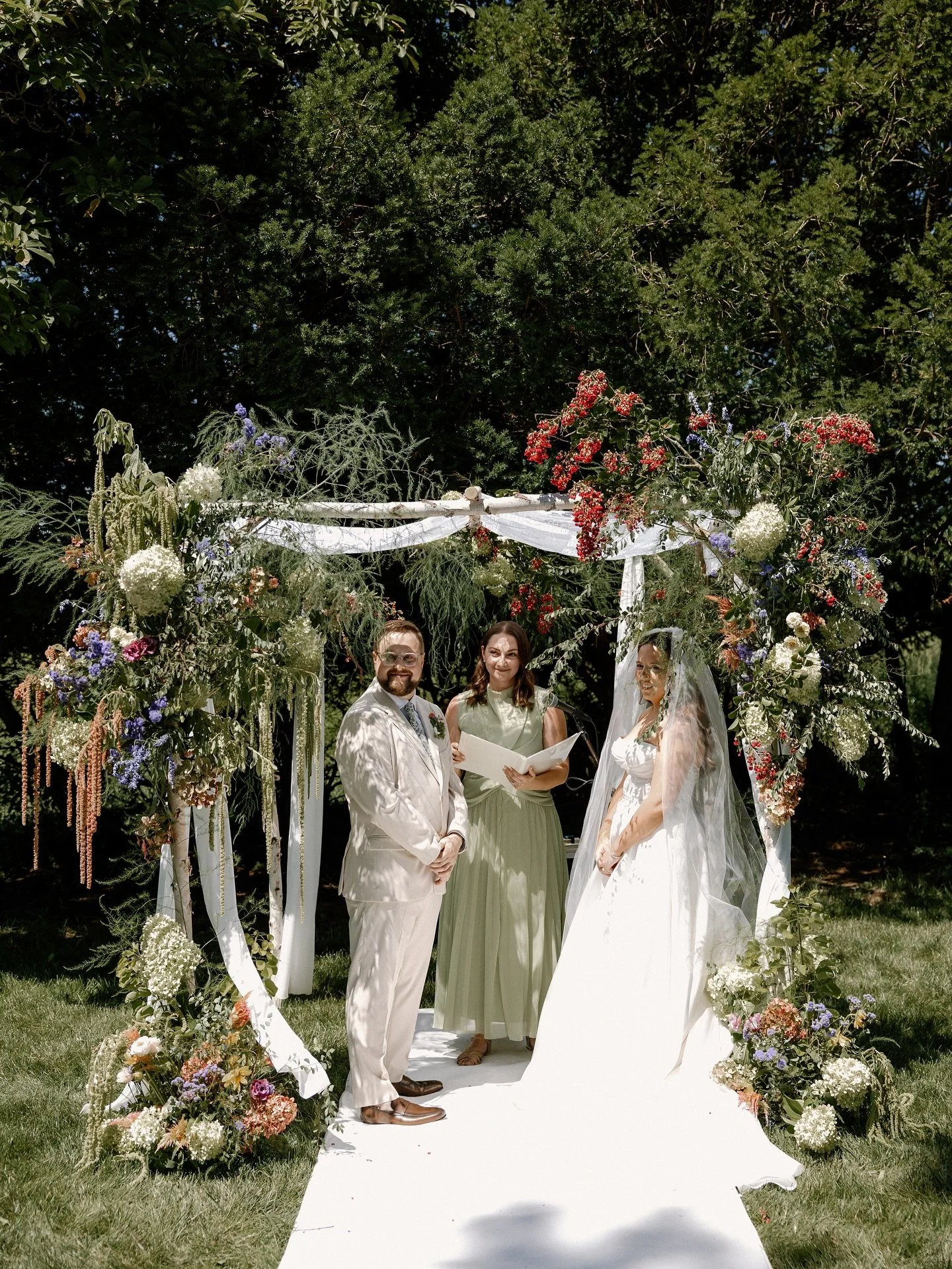 Abby &amp; Tom asked for &ldquo;sweet, romantic, down to earth, and special but no fuss&rdquo; for their August micro wedding.

We kept everything local from @phillyfloralguild, with a few stems snipped from @garmirenda &amp; @kell____i&rsquo;s garde