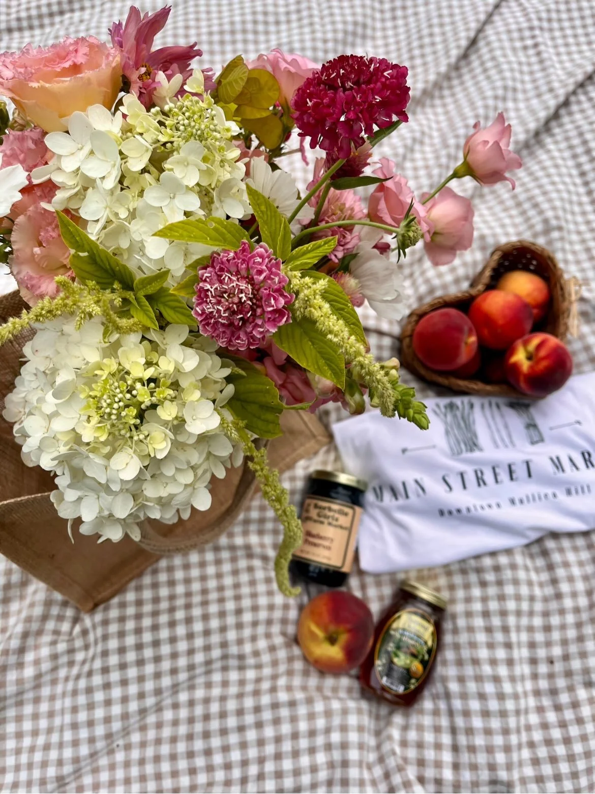 *CLOSED* GIVEAWAY TIME:
The second @mainstreetmarketmh of the season calls for another giveaway! (we ran it past the ponies &amp; pups and they approved of the bouquet) 💐🫐🍑🍯

TO ENTER:
Like this post and tag a friend you&rsquo;re going to the mar