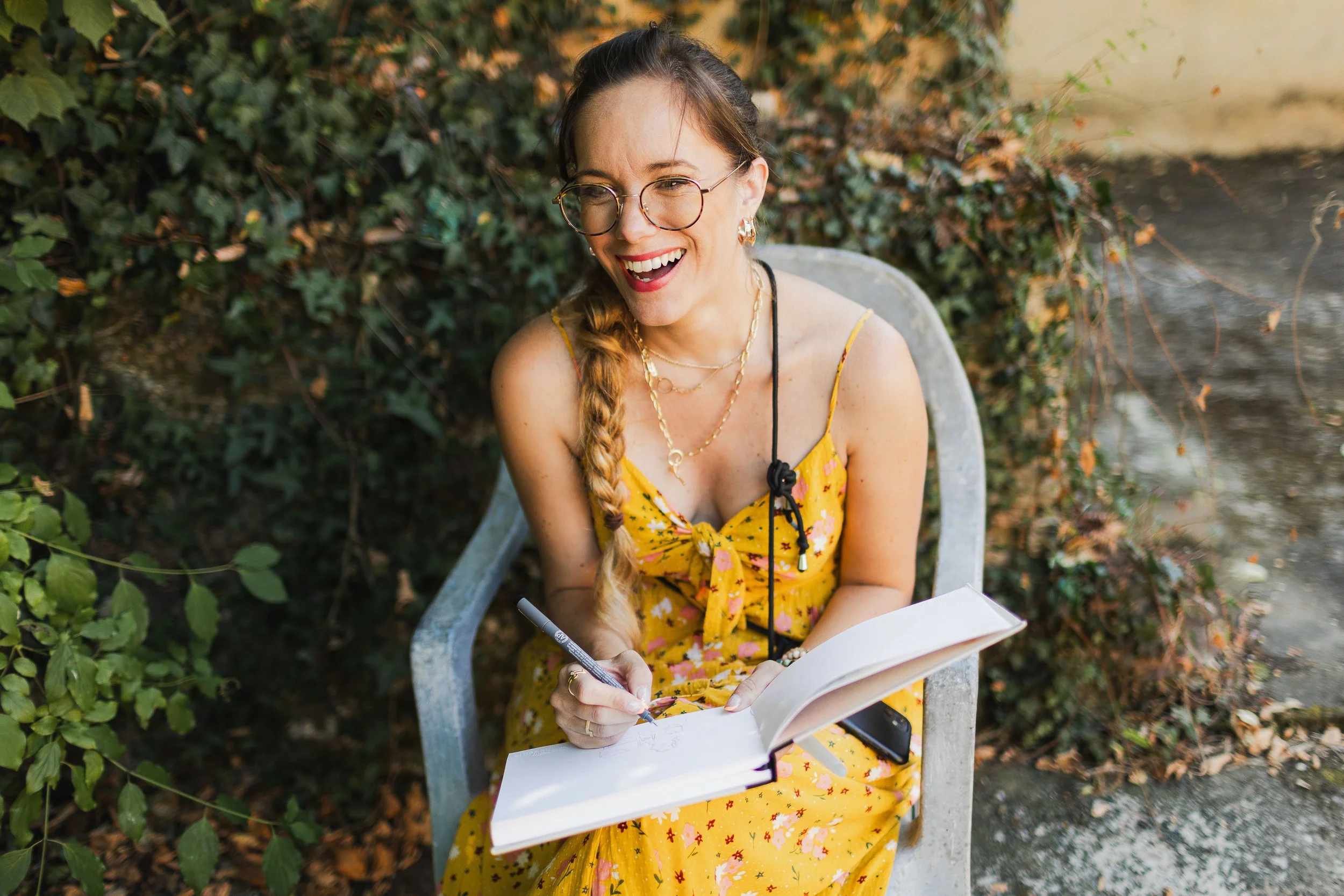   « En plus de son talent et de la qualité de sa prestation, Élodie est quelqu’un de génial. Elle est solaire, souriante, mais aussi d’une douceur absolue. Tous nos invités qui la voyaient dessiner étaient impressionnés. »    — Emma &amp; Vincent · O