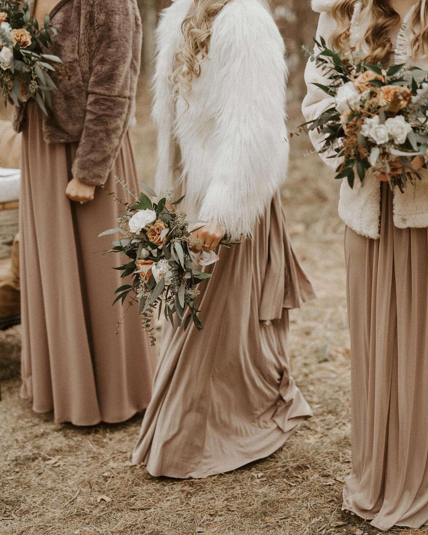 The most beautiful intimate winter wedding. All these colors 🤤
.
.
.
Second shot for @gracebyronphotography