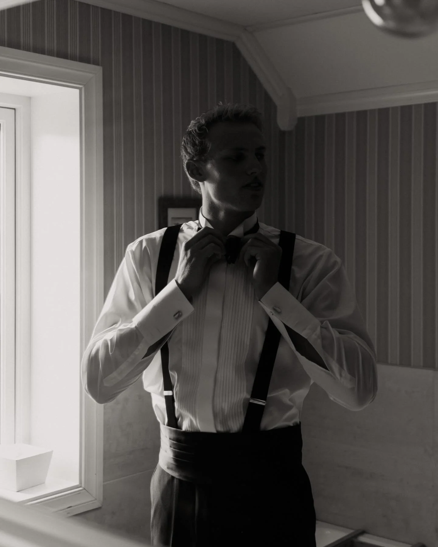 Getting ready moments with the groom🤌🏼
.
.
.
#MNWeddingPhotographer #MinnesotaBride
#MinneapolisWedding #MplsWedding #WeddingPhotography #WeddingInspiration #MinnesotaWeddings #MinnesotaBrides #MinnesotaPhotographer #MNWeddings #WeddingDay #mp|spho