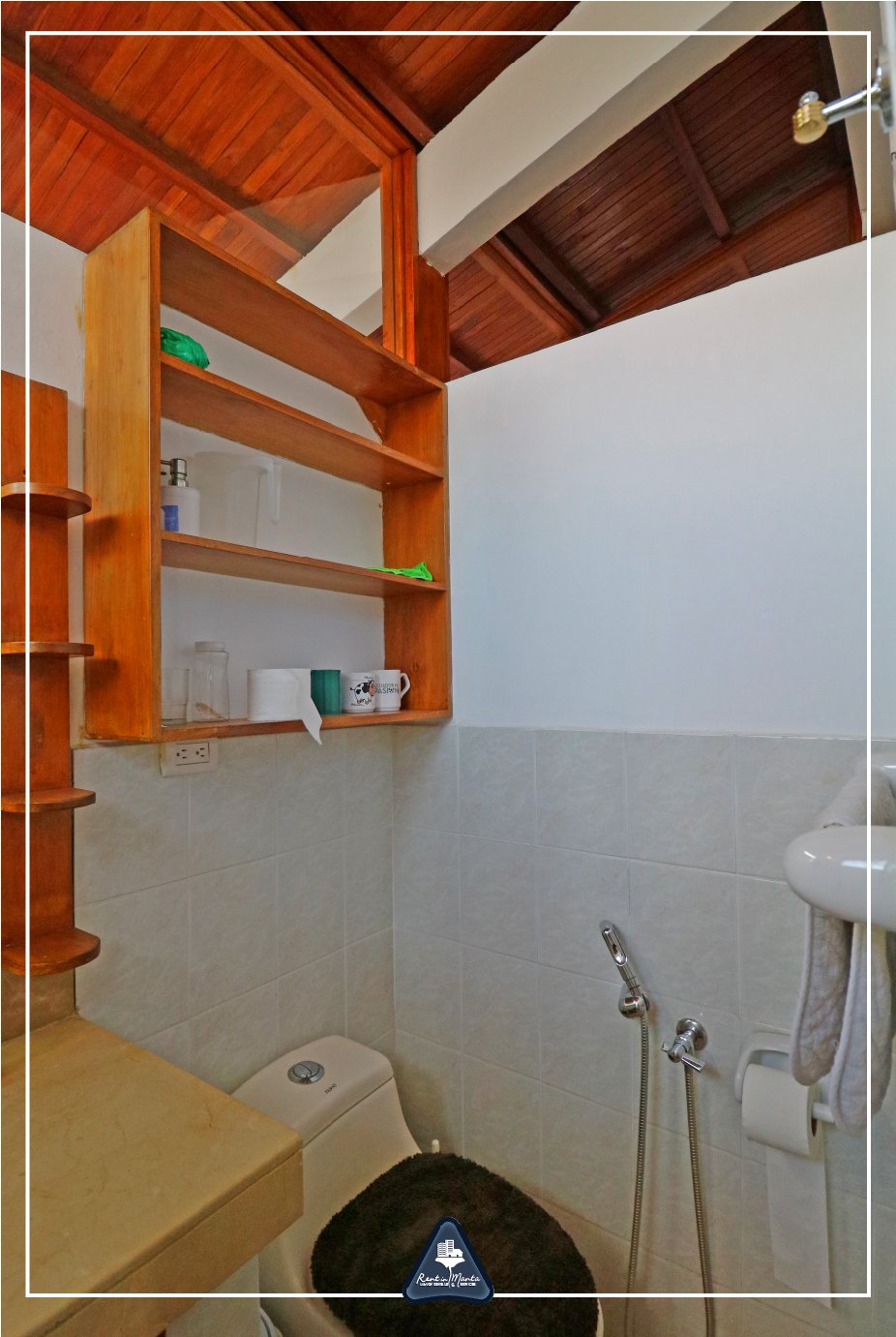 Rent in. Manta - property - Casa en Renta Urb Pedro Balda-64.jpg
