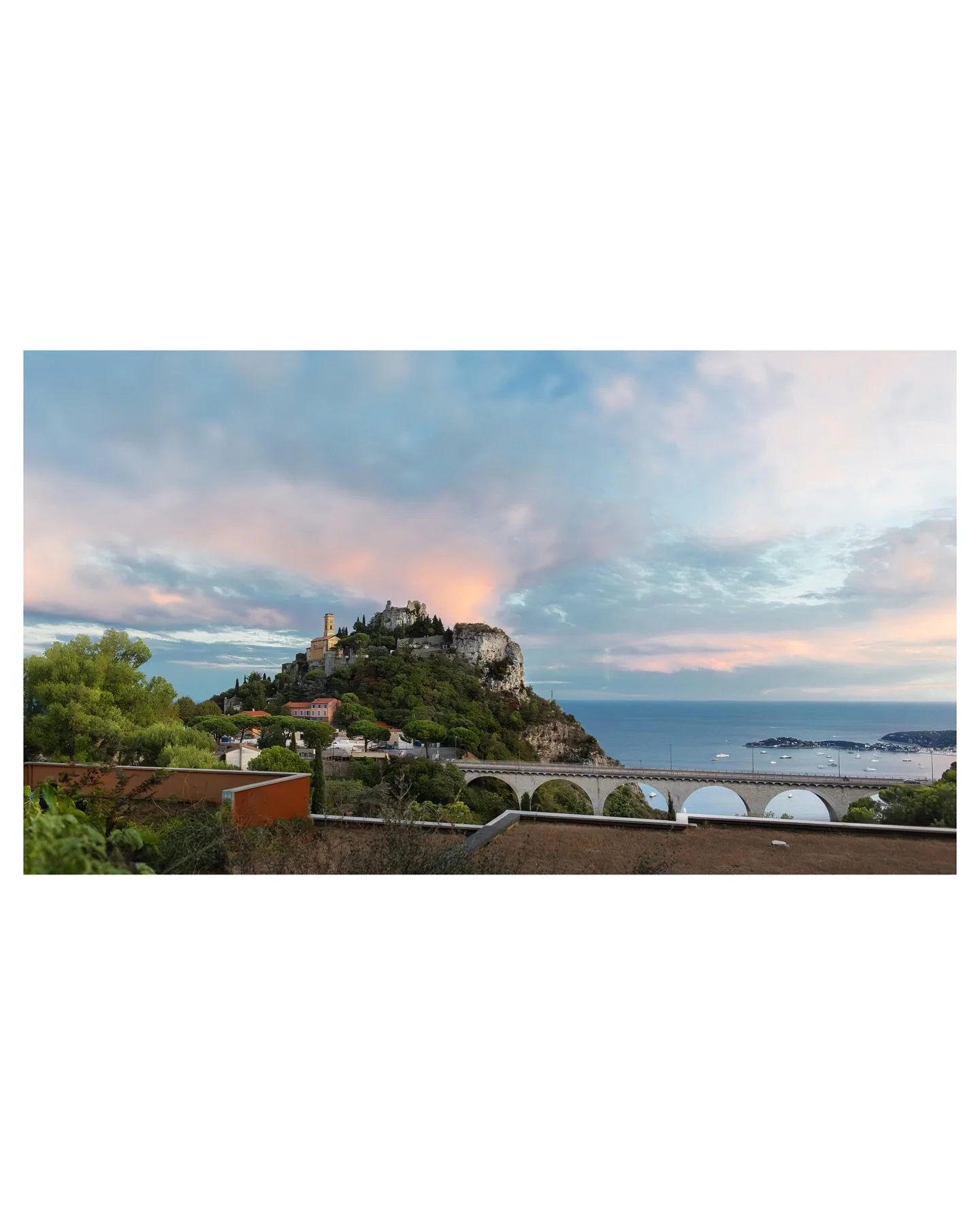 Endless horizons -> swipe to zoom in! 🌊 🏰