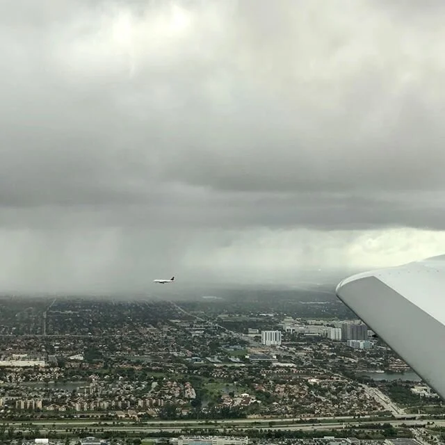 Us and Delta racing in on parallel runways to Miami #p6aviation #miamiinternationalairport #sf50 #visionjet #cirrusaircraft