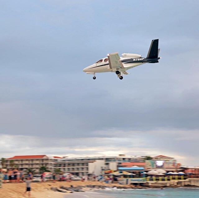 Is this the most badass shot of us landing last week in St Maarten? Amazing @jamesdingellphoto 
#p6aviation #jamesdingellphotography #stmaarten #cirrusaircraft #cirruslife #visionjet #sf50 #avgeek