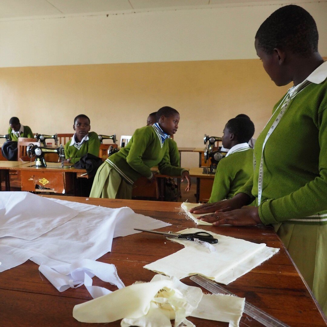 Was hier wohl entsteht? Unsere 67 Schneiderinnen in Ausbildung lernen jeden Tag dazu!

#smw #ngo #kidsarethfuture #schneiderei #tailoring #ausbildung #handwerk #craft #schneidernmachtspa&szlig; #sewingisfun #tansania #tanzania