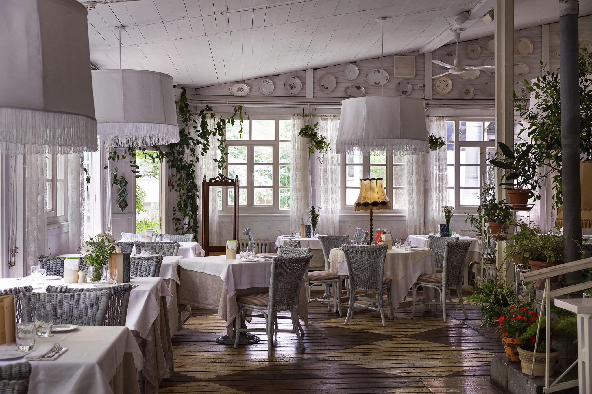 Dacha restaurant. Dacha restaurant. гинза наша дача репино. ресторан гинза в репино на заливе. веранда жуковка ресторан.