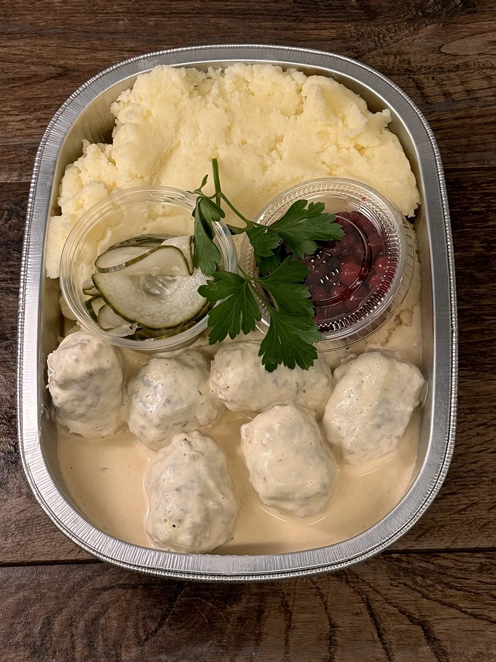 KÖTTBULLAR, GRÄDDSÅS, POTATISPURÉ MED LINGON OCH PRESSGURKA