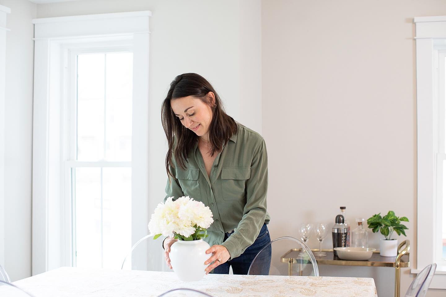 Flowers make every room instantly cozier. 🌸🌸🌸
.
#lifestyleheadshots #staging #home #homedecor #homestager #pretty #cozy #bright #lifestylephotography #realestate #realestatelife #flowers #homedecor #branding